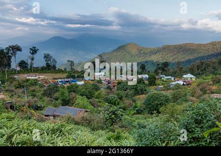 Schöne Aussicht auf Silerygaon Village mit Kanchenjunga Bergkette im Hintergrund, Morgenlicht, bei Sikkim, Indien Stockfoto