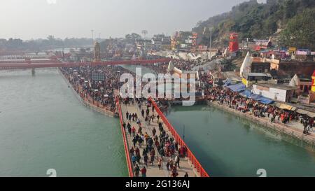Pilgrims Holy Dip in River Ganges, die Heimat der Pilger in Indien, Kumbh Nagri Haridwar Uttarakhand Indien.Religious Nagri Haridwar, der stark besuchte Wallfahrtsort in Indien. Stadt des Heiligen Flusses Ganga. Hochwertige Fotos Stockfoto