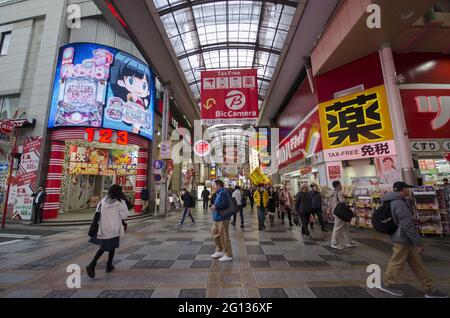 OSAKA, JAPAN - 26. Dez 2019: Osaka, Japan - 28. Nov 2019: Nicht identifizierte Personen kaufen in der Sennichimae Doguyasuji Shopping Arcade ein. Stockfoto