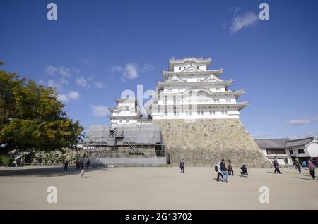 HIMEJI, JAPAN - 17. Dezember 2019: Himeji, Japan- 30. November 2019: Hauptgehege (Tenshukaku) der Burg Himeji nach Beendigung der Reparaturarbeiten 2015. Stockfoto