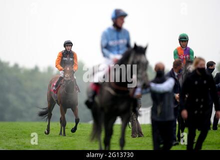 Rhoscolyn und Jockey James Doyle (links) nach dem Gewinn des Cazoo Derby Festival Handicap am ersten Tag des Cazoo Derby Festivals auf der Epsom Racecourse. Bilddatum: Freitag, 4. Juni 2021. Stockfoto