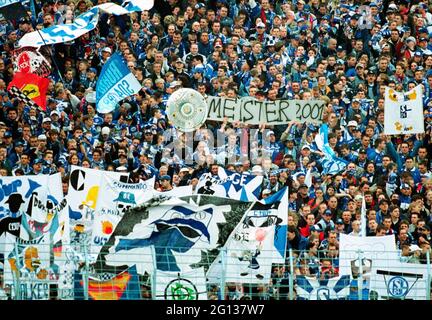 Parkstadion Gelsenkirchen Deutschland 21.4.2001, Fußball: Bundesliga-Saison 2000/01, Schalke 04 (S04, blau) gegen Hertha BSC (BSC, gelb) 3:1 - Schalke-Fans sind sich sicher, dass sie die Liga gewinnen werden und präsentieren ein Modell der Meisterschaftsprophäe Stockfoto