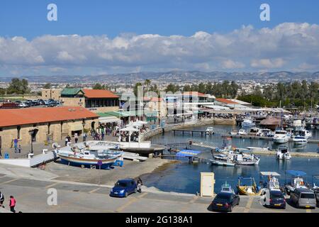 PAPHOS, SÜDZYPERN, JULI 2016 der Hafen an einem geschäftigen Sommertag mit vielen Menschen und Booten und viel Urlaubsaktivitäten. Stockfoto