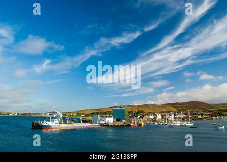 Ein Schiff, das eine Lieferung von Gerste in Port Ellen auf der Isle of Islay, Schottland, auslädt. Stockfoto