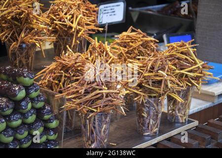 KYOTO, JAPAN - 11. Dez 2019: Kyoto, Japan-26. Nov 2019: Japanischer frittierter Süßkartoffel-Snack in Arashiyama, Kyoto. Stockfoto