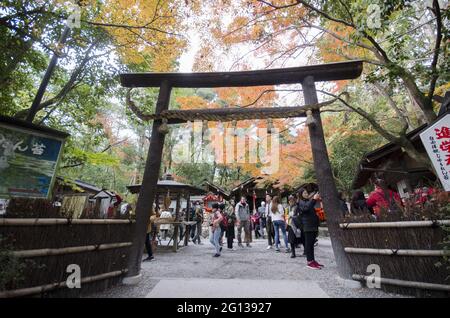 KYOTO, JAPAN - 11. Dez 2019: Kyoto, Japan-26. Nov 2019: Nonomiya-jinja in Kyoto. Ein schintoistischer Schrein im Arashiyama-Bezirk Stockfoto