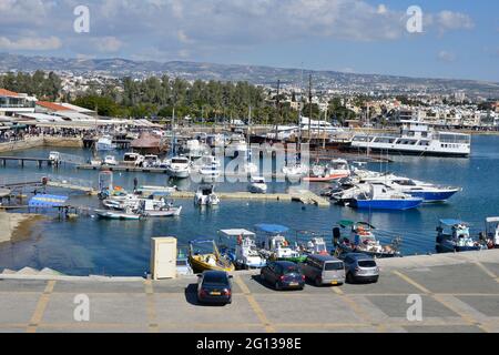 PAPHOS, SÜDZYPERN, JULI 2016 der Hafen an einem geschäftigen Sommertag mit vielen Menschen und Booten und viel Urlaubsaktivitäten. Stockfoto