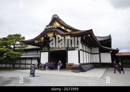 KYOTO, JAPAN - 10. Dez 2019: Kyoto, Japan - 25. Nov 2019: Touristen besuchen Schloss Nijo in Kyoto Japan. Stockfoto