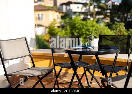 Balkon mit Tisch und Stühlen an einem sonnigen Tag. Neuer Normalwert Stockfoto