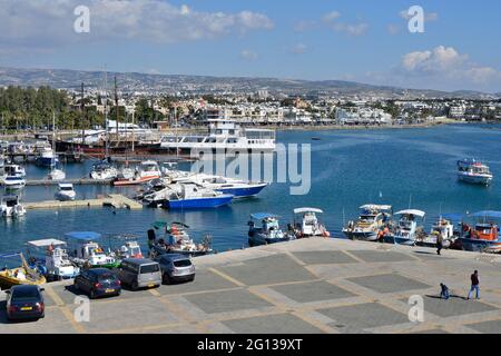 PAPHOS, SÜDZYPERN, JULI 2016 der Hafen an einem geschäftigen Sommertag mit vielen Menschen und Booten und viel Urlaubsaktivitäten. Stockfoto