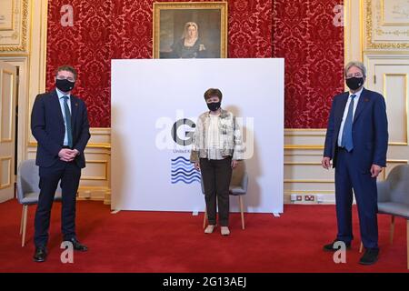 (Von links nach rechts) der Präsident der Eurogruppe, Paschal Donohoe, die geschäftsführende Direktorin des IWF, Kristalina Georgieva, und der EU-Wirtschaftskommissar Paolo Gentiloni treffen sich während ihres Treffens, während Finanzminister aus allen G7-Staaten vor dem G7-Gipfel im Lancaster House in London zusammenkommen. Bilddatum: Freitag, 4. Juni 2021. Stockfoto