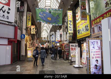 OSAKA, JAPAN - 26. Dez 2019: Osaka, Japan - 28. Nov 2019: Nicht identifizierte Personen kaufen in der Sennichimae Doguyasuji Shopping Arcade ein. Stockfoto