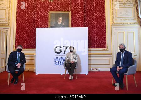 (Von links nach rechts) der Präsident der Eurogruppe, Paschal Donohoe, die geschäftsführende Direktorin des IWF, Kristalina Georgieva, und der EU-Wirtschaftskommissar Paolo Gentiloni treffen sich während ihres Treffens, während sich Finanzminister aus allen G7-Staaten vor dem G7-Gipfel im Lancaster House in London treffen. Bilddatum: Freitag, 4. Juni 2021. Stockfoto