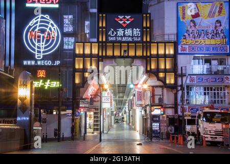 OSAKA, JAPAN - 24. Dez 2019: Osaka, Japan - 28. Nov 2019: Ruhiges Shinsaibashi-Viertel in Osaka während der Morgendämmerung. Stockfoto