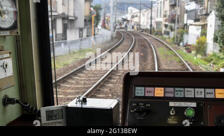 KYOTO, JAPAN - 12. Dez 2019: Kyoto, Japan - 26. Nov 2019: Blick von innen auf die Straßenbahn im Retro-Stil der Randen Kitano Line in Kyoto. Betrieb mit privatem Keif Stockfoto