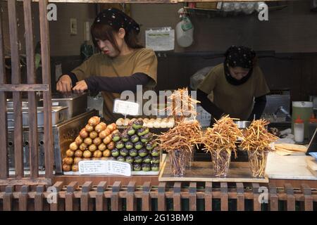 KYOTO, JAPAN - 12. Dez 2019: Kyoto, Japan- 26. Nov 2019: 016: Street Food seller in Arashiyama, Kyoto. Stockfoto