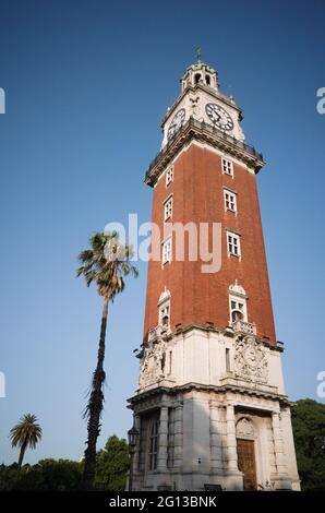 Roter Backsteinuhrturm genannt Torre Monumental ehemaliger Torre de los Ingleses bedeutet Turm von Englisch aus dem Spanischen. Hoher Uhrturm im Park in Retiro Stockfoto