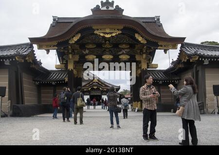 KYOTO, JAPAN - 10. Dez 2019: Kyoto, Japan - 25. Nov 2019: Touristen besuchen Schloss Nijo in Kyoto Japan. Stockfoto