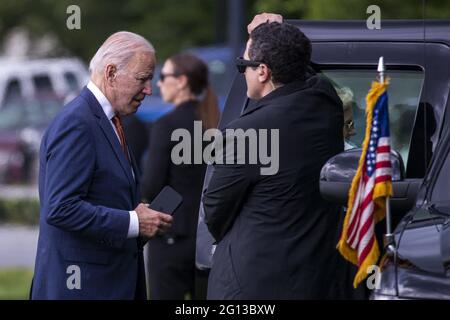 Washington DC, USA. Juni 2021. US-Präsident Joe Biden Gerät in eine Limousine, nachdem er Marine One auf der Ellipse abgestellt hat, als er am 04. Juni 2021 ins Weiße Haus in Washington, DC, USA, zurückkehrt. Zu Beginn des Tages gab Präsident Biden in Rehoboth Beach, Delaware, Bemerkungen zum Jobbericht im Mai ab. Quelle: Abaca Press/Alamy Live News Stockfoto