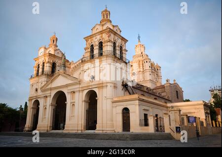 Katholische Kirche im Zentrum von Cordoba, Argentinien genannt Catedral de Cordoba Nuestra Senora de la Asuncion. Alte Kathedrale in der historischen Gegend Stockfoto