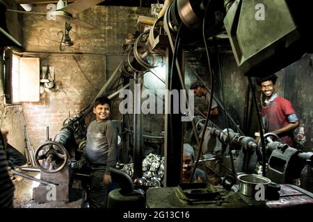 Kinderarbeiter der Aluminiumfabrik, Dieses Bild wurde am 13. Februar 2019 aus Dhaka, Bangladesch, Süd-Aisa aufgenommen Stockfoto
