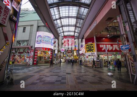 OSAKA, JAPAN - 26. Dez 2019: Osaka, Japan - 28. Nov 2019: Nicht identifizierte Personen kaufen in der Sennichimae Doguyasuji Shopping Arcade ein. Stockfoto