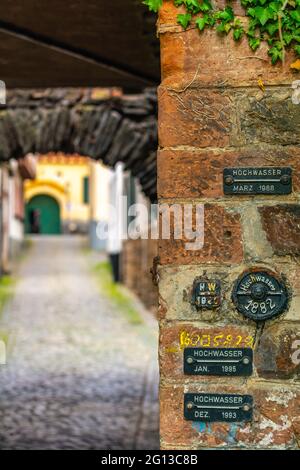 Hochwasserindikator an der Stadtmauer zur Kennzeichnung historischer Überschwemmungen Bacharach, Oberes Mittelrheintal, UNESCO-Weltkulturerbe, Rheinland-Pfalz, Deutschland Stockfoto