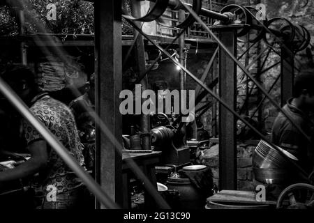 Arbeitsbewegung von Menschen in einer Aluminiumfabrik, Dieses Bild wurde am 13. Februar 2019 aus Dhaka, Bangladesch, Südasien aufgenommen Stockfoto