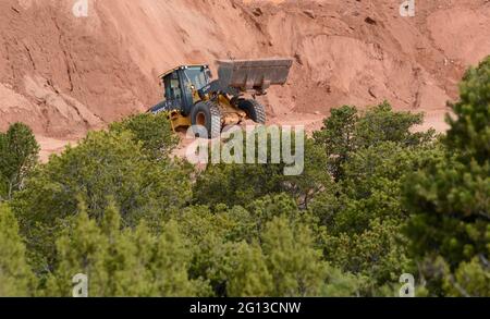 Ein 624K-Radlader von John Deere transportiert Schmutz auf einer Baustelle in Santa Fe, New Mexico Stockfoto