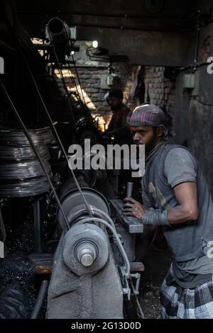 Die hart arbeitende Bewegung von Menschen in einer Aluminiumfabrik, Dieses Bild wurde am 13. Februar 2019 aus Dhaka, Bangladesch, Süd-Aisa aufgenommen Stockfoto