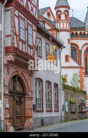 Fachwerkhäuser im alten Zentrum des Weinhandels Bacharach, Oberes Mittelrheintal, UNESCO-Weltkulturerbe, Rheinland-Pfalz, Deutschland Stockfoto