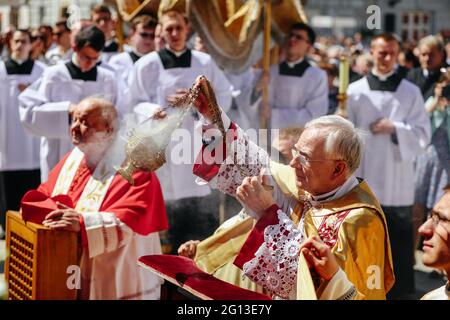 Krakau, Polen. Juni 2021. Der Erzbischof von Krakau, Marek Jedraszewski, schüttelt während der Prozession einen Aufhetzer. Tausende von katholiken nahmen an der jährlichen Corpus Christ Prozession Teil, die trotz der Bedrohung durch das Coronavirus durch Krakau ging. Es löste eine öffentliche Diskussion über die soziale Verantwortung der katholischen Kirche in Polen aus. Die offizielle Position der klerikalen Hierarchie erforderte die Einhaltung von Sicherheitsmaßnahmen, förderte aber gleichzeitig die Massenbeteiligung an der Prozession. (Foto von Filip Radwanski/SOPA Images/Sipa USA) Quelle: SIPA USA/Alamy Live News Stockfoto