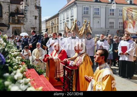 Krakau, Polen. Juni 2021. Krakau, Polen. Juni 2021. Während der Prozession wird der Erzbischof von Krakau, Kardinal Marek Jedraszewski, gesehen. Tausende von katholiken nahmen an der jährlichen Corpus Christ Prozession Teil, die trotz der Bedrohung durch das Coronavirus durch Krakau ging. Es löste eine öffentliche Diskussion über die soziale Verantwortung der katholischen Kirche in Polen aus. Die offizielle Position der klerikalen Hierarchie erforderte die Einhaltung von Sicherheitsmaßnahmen, förderte aber gleichzeitig die Massenbeteiligung an der Prozession. (Foto von Filip Radwanski/SOPA Images/Sipa USA) Cr Stockfoto