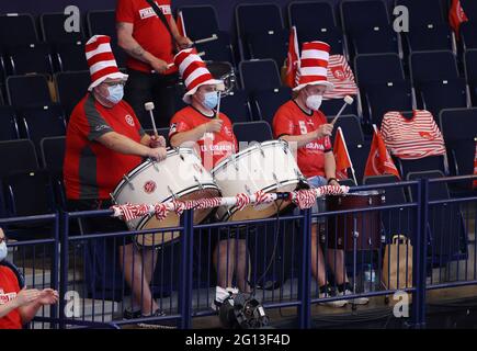 Hamburg, Deutschland. 4. Juni 2021. firo: 04.06.2021 Bundesliga, HBL, Saison 2020/2021 DHB REWE Cup Finale TBV Lemgo - MT Melsungen 2000 Zuschauer Fans trotz Corona aber Corona Komform Melsungen Fans Credit: dpa/Alamy Live News Stockfoto