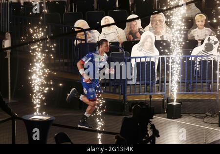 Hamburg, Deutschland. 04. Juni 2021. firo: 04.06.2021 Bundesliga, HBL, Saison 2020/2021 DHB REWE Cup Finale TBV Lemgo - MT Melsungen Invasion, im Feuerwerk, Marcel Timm Credit: dpa/Alamy Live News Stockfoto