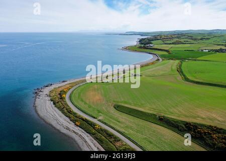 Luftdrohnenansicht der Küste von Luce Bay mit Blick nach Süden in Richtung Drummore auf Mull of Galloway Stockfoto