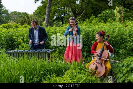 Jenna Reid, Fiddle, Su-a Lee Cellistin und Iain Sandilands Schlagzeuger bei der Eröffnung des Edinburgh International Festival, Royal Botanic Garden, Schottland Stockfoto