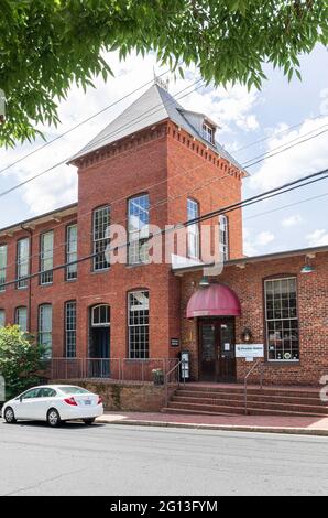 WINSTON-SALEM, NC, USA-1. JUNI 2021: Das Besucherzentrum empfängt Gäste in der Stadt und befindet sich in einem historischen Gebäude im Viertel Old Salem. Stockfoto