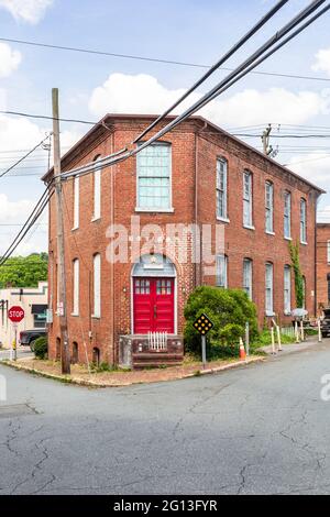 WINSTON-SALEM, NC, USA-1. JUNI 2021: Gebäude für die Herstellung von Pommes frites und Power Co., datiert 1897. Stockfoto