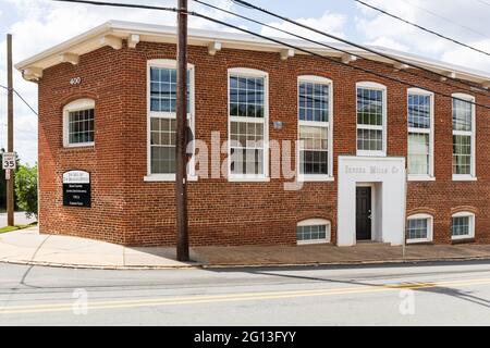 WINSTON-SALEM, NC, USA-1. JUNI 2021: Indera Mills Gebäude in Old Salem, jetzt Tar Zweigstellen. Stockfoto