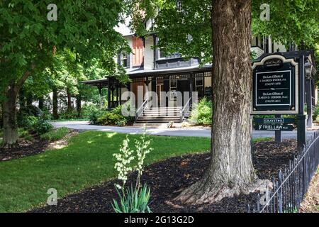 WINSTON-SALEM, NC, USA-1. JUNI 2021: Die Anwaltskanzleien von J. Darren Byers und Karen D. Gerber, an der Cherry Street in der Nähe von Old Salem. Stockfoto