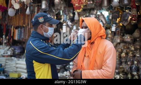 Haridwar, Uttarakhand Indien 06. April 2021. Polizisten verbreiten das Bewusstsein für den Schutz vor dem Coronavirus, um sich während des Maha Kumbh 2021 vor dem Coronavirus zu schützen. Apple prores 422 Hochwertige 4k-Aufnahmen. Stockfoto