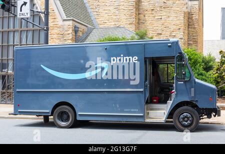 WINSTON-SALEM, NC, USA-1 JUNE 2021: Ein Amazon Prime Lieferwagen. Stockfoto