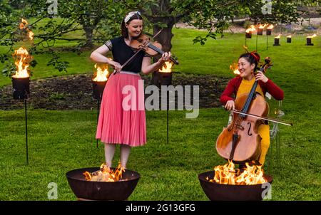 Jenna Reid auf der Geige mit Su-a Lee Cellistin beim Start des Edinburgh International Festival, Royal Botanic Garden, Schottland, Großbritannien Stockfoto