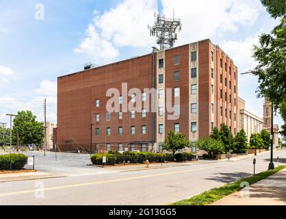 WINSTON-SALEM, NC, USA-1. JUNI 2021: Schräge Frontansicht des 6-stöckigen AT&T-Gebäudes in der 5th Street, mit mehreren Antennen auf dem Dach. Stockfoto