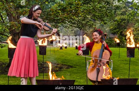 Jenna Reid auf der Geige mit Su-a Lee Cellistin beim Start des Edinburgh International Festival, Royal Botanic Garden, Schottland, Großbritannien Stockfoto