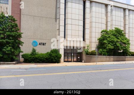 WINSTON-SALEM, NC, USA-1. JUNI 2021: Eingang, Schild und Logo auf dem AT&T-Gebäude in der 5th Street Stockfoto