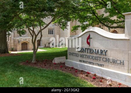 WINSTON-SALEM, NC, USA-1. JUNI 2021: Attraktive Nahaufnahme des hundertjährigen Straßenschildes der United Methodist Church, mit Blick durch eine schattige Weite Stockfoto