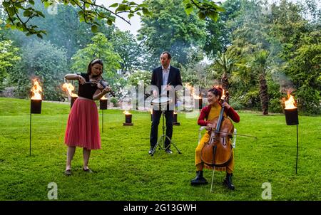 Jenna Reid über Fiddle, Su-a Lee Cellistin & Iain Sandilands Percussionistin, Start des Edinburgh International Festival, Royal Botanic Garden, Schottland Stockfoto