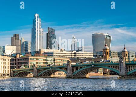 Cannon Street Bridge mit den Hochhäusern der City of London im Hintergrund, einschließlich der Walkie Talkie und 22 Bishopsgate, London, Großbritannien Stockfoto